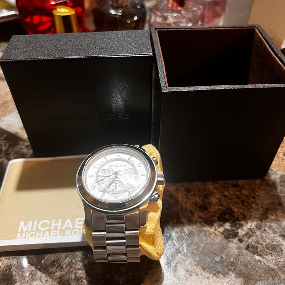 Mk watch preloved great condition. With box - Picture 4 of 6